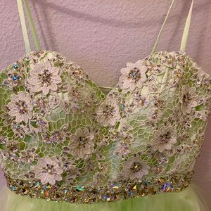 MIDI Green lace embroidered dress